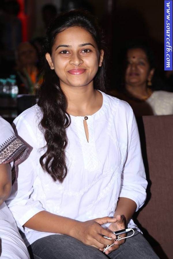 Actress sri divya photos
