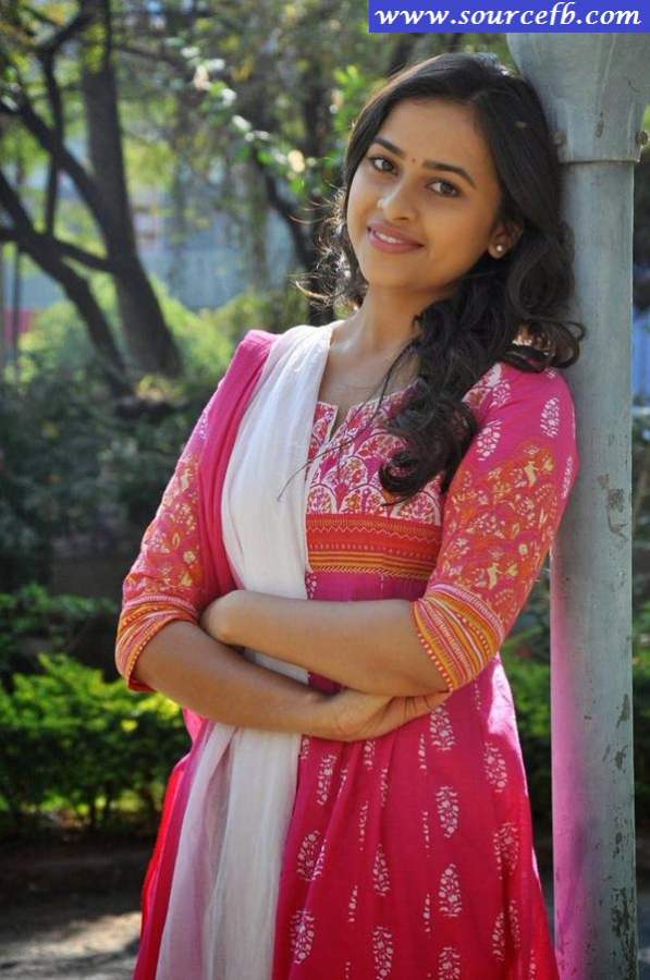Tamil actress Sri Divya Latest Stills in Kakkisattai