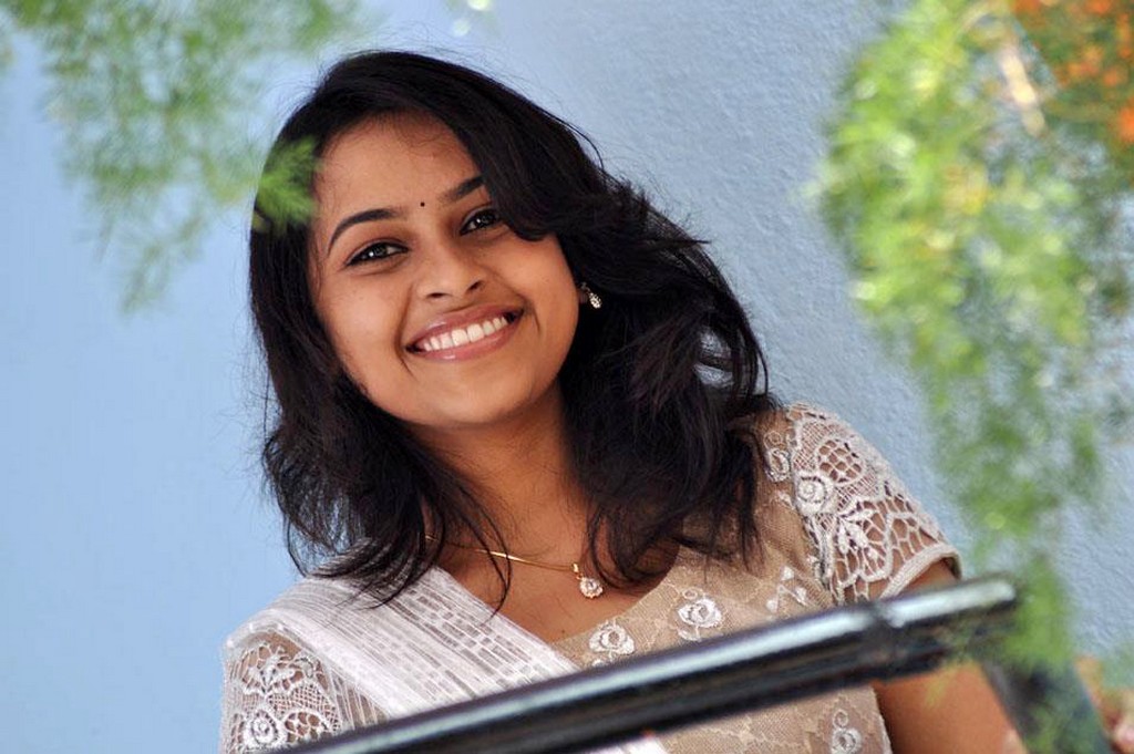 Tamil actress sri divya Desktop background